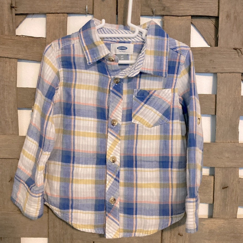 Gap button down boys shirt. Buttons on sleeve for 3/4 length. 2T